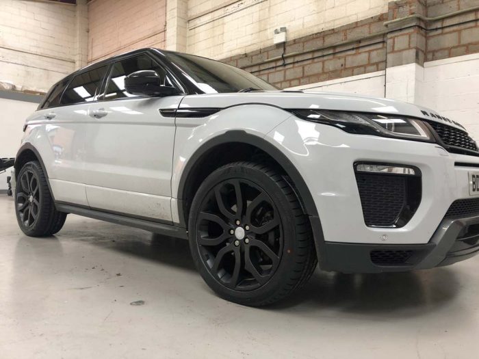 Alloy wheel refurbishment on a range rover